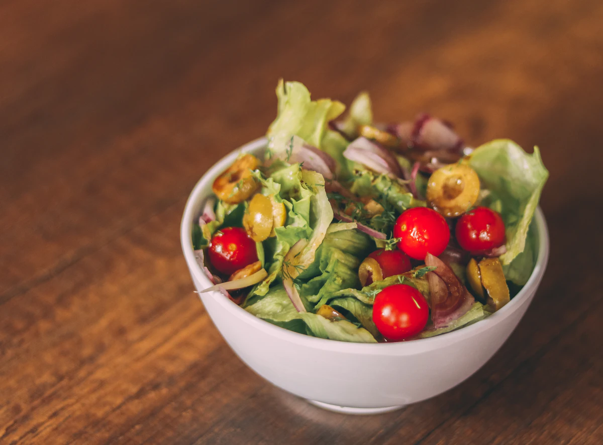 Ensalada de lechuga, tomate, cebolla y aceitunas