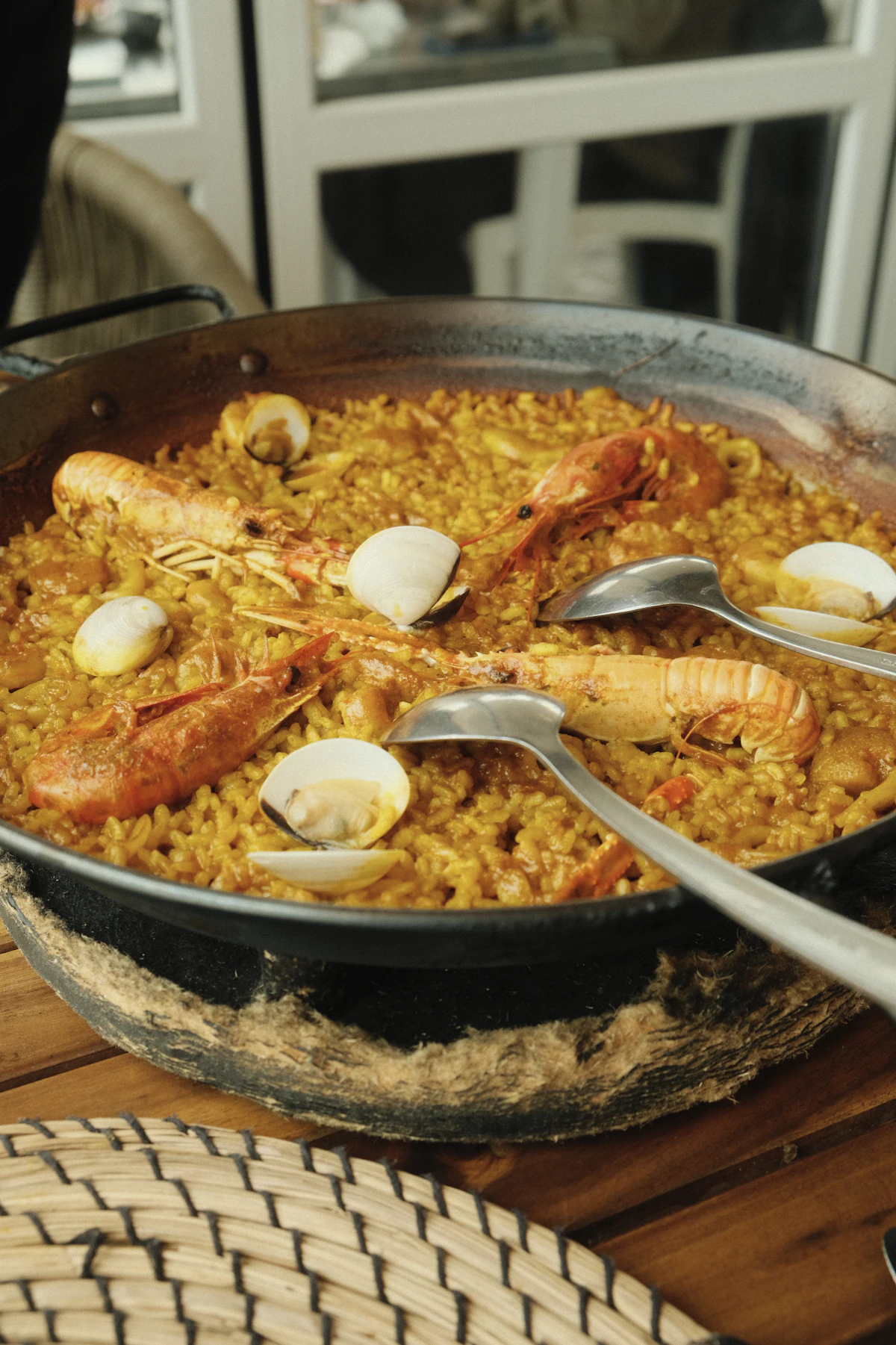 Arroz de marisco en paellera con almejas y langostinos